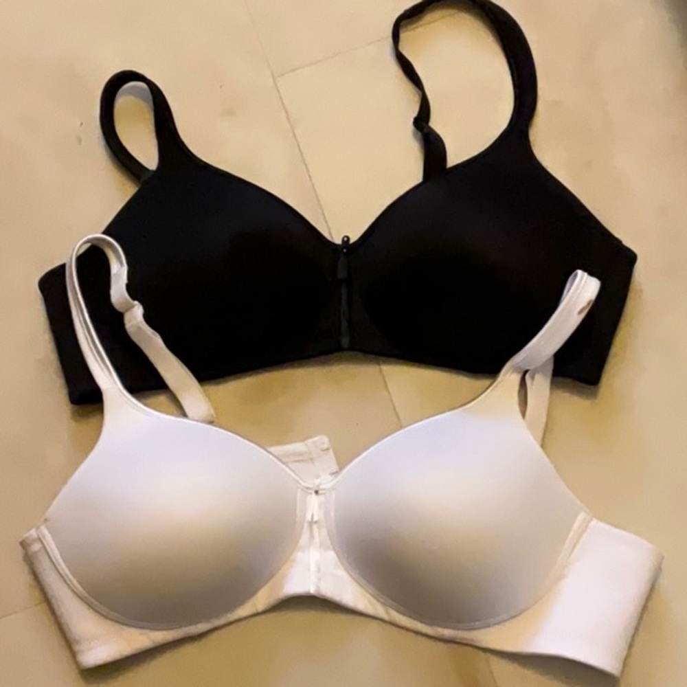 2 Vanity Fair Body Caress Wireless Bras 40B Black and White 72335